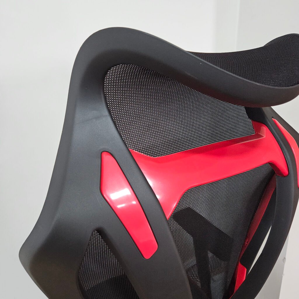 Detalhe do acabamento da cadeira gamer com costura reforçada e textura premium