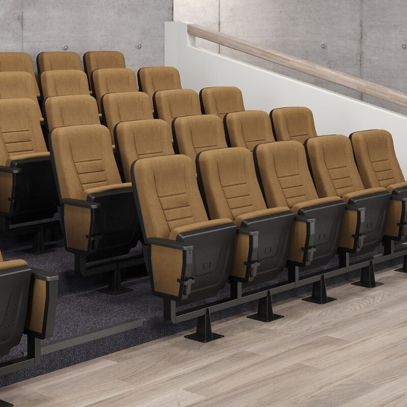 Cadeiras para auditório com design premium, estofadas em tecido caramelo e estrutura robusta.