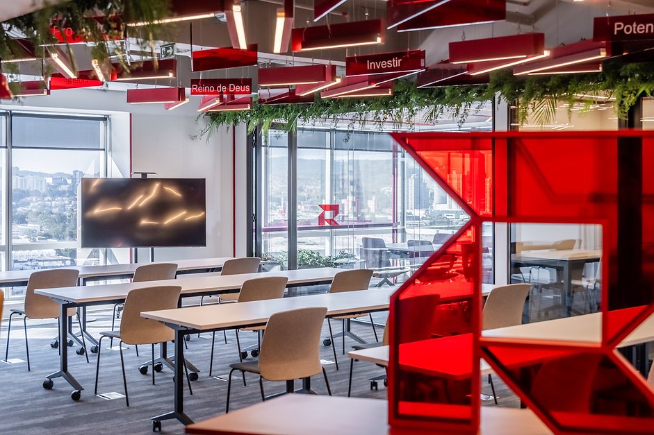 Ambiente corporativo planejado com mobiliário sob medida desenvolvido pela Workly Office para a Relevanti, aceleradora de startups.