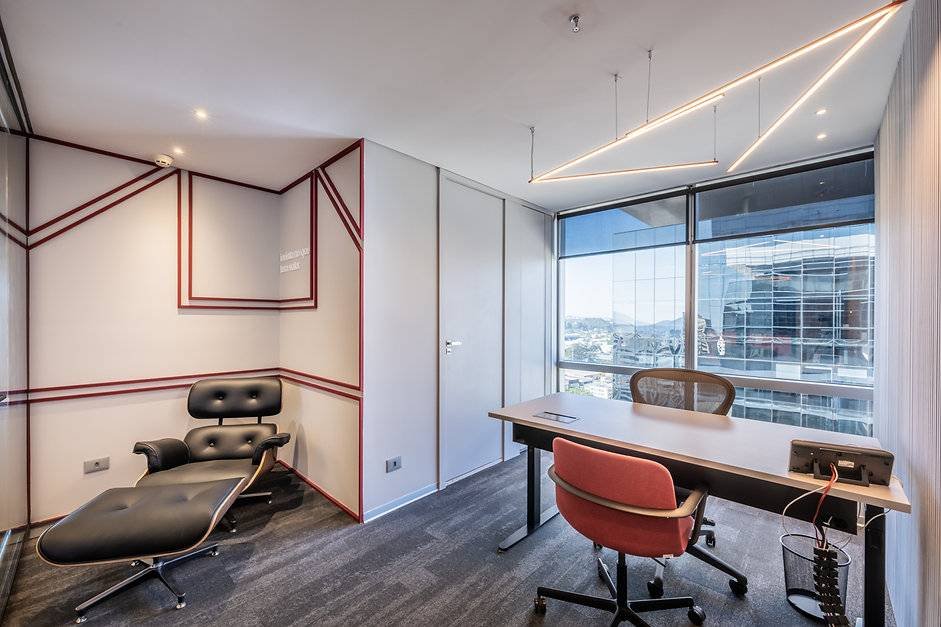 Ambiente corporativo planejado com mobiliário sob medida desenvolvido pela Workly Office para a Relevanti, aceleradora de startups.
