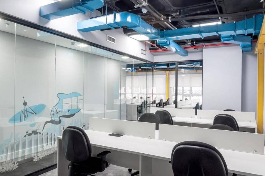 Ambiente corporativo da Jitterbit com mobiliário sob medida desenvolvido pela Workly Office para open space e salas de reunião.