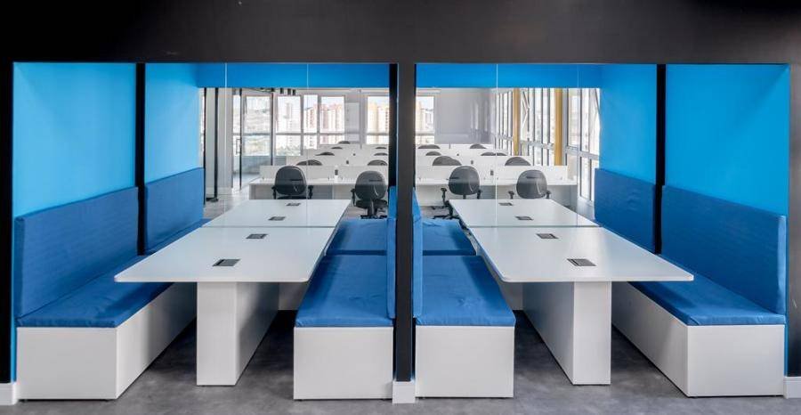 Ambiente corporativo da Jitterbit com mobiliário sob medida desenvolvido pela Workly Office para open space e salas de reunião.