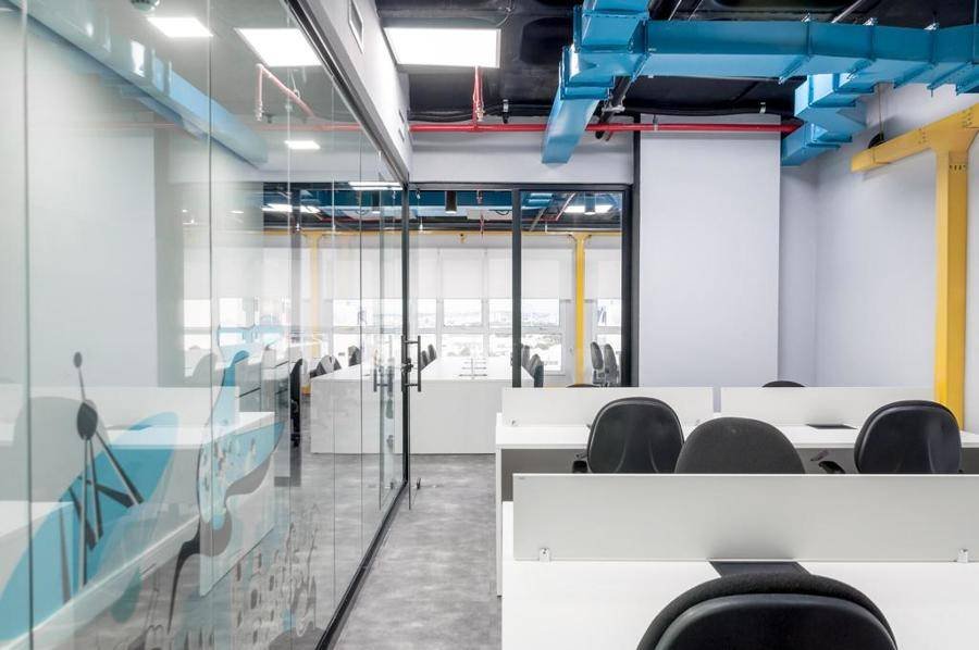 Ambiente corporativo da Jitterbit com mobiliário sob medida desenvolvido pela Workly Office para open space e salas de reunião.