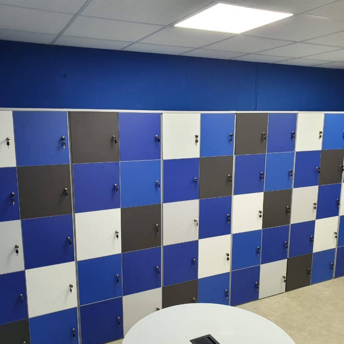 Ambiente administrativo da Gehaka transformado com mobiliário corporativo sob medida desenvolvido pela Workly Office.