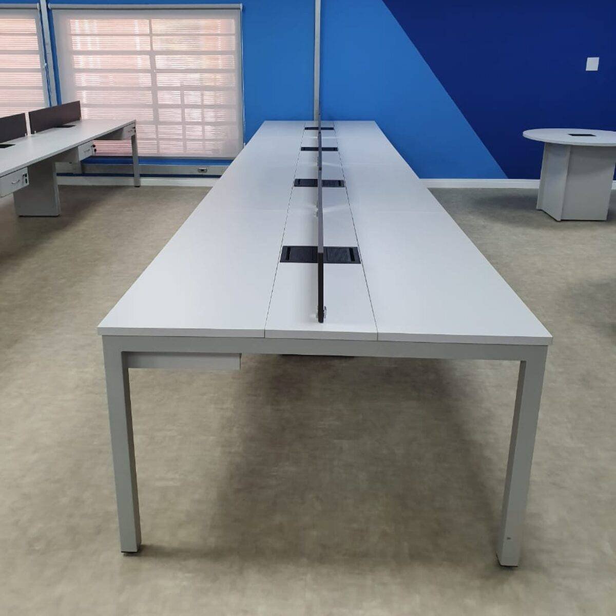 Ambiente administrativo da Gehaka transformado com mobiliário corporativo sob medida desenvolvido pela Workly Office.