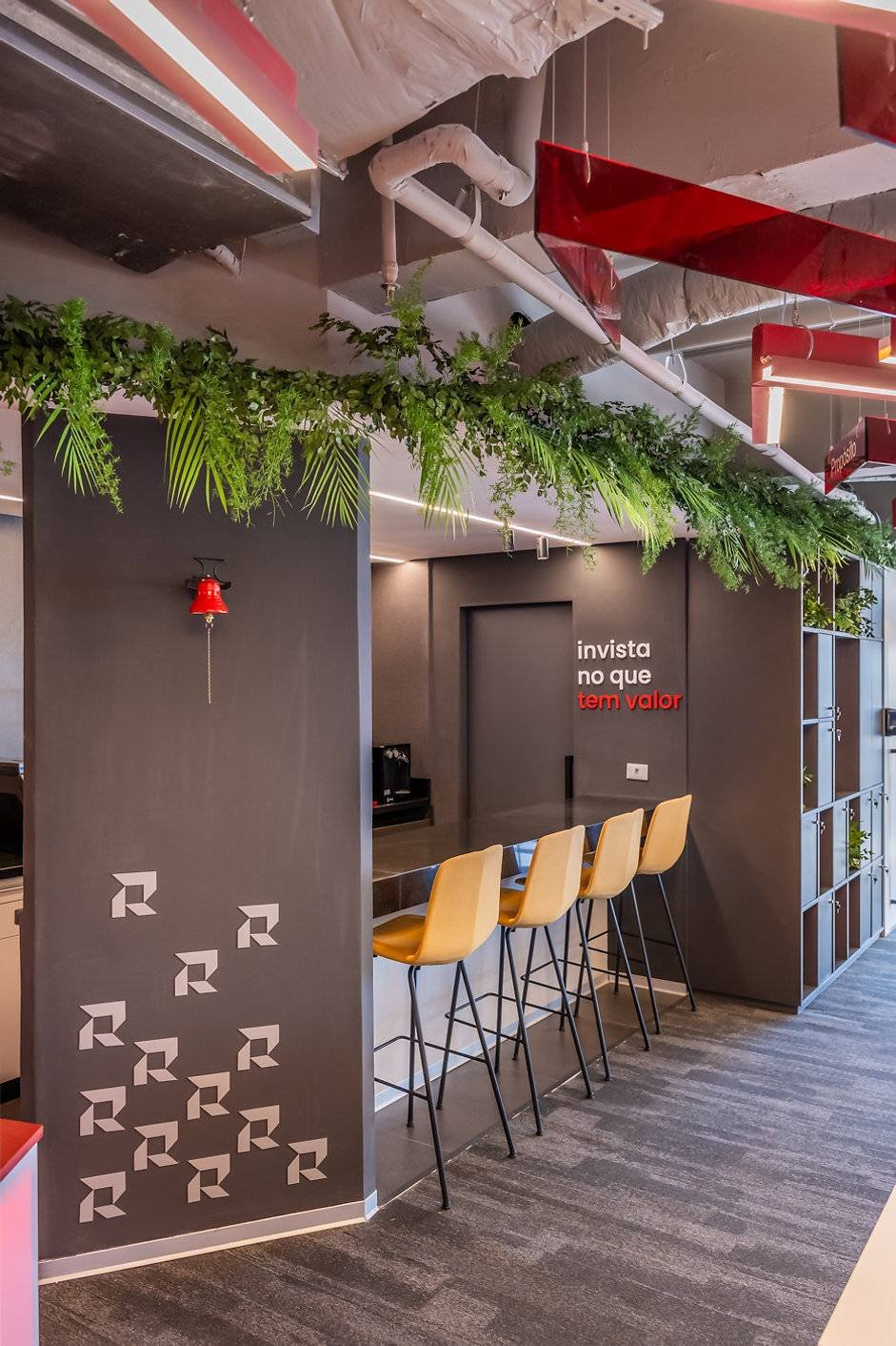 Ambiente corporativo planejado com mobiliário sob medida desenvolvido pela Workly Office para a Relevanti, aceleradora de startups.