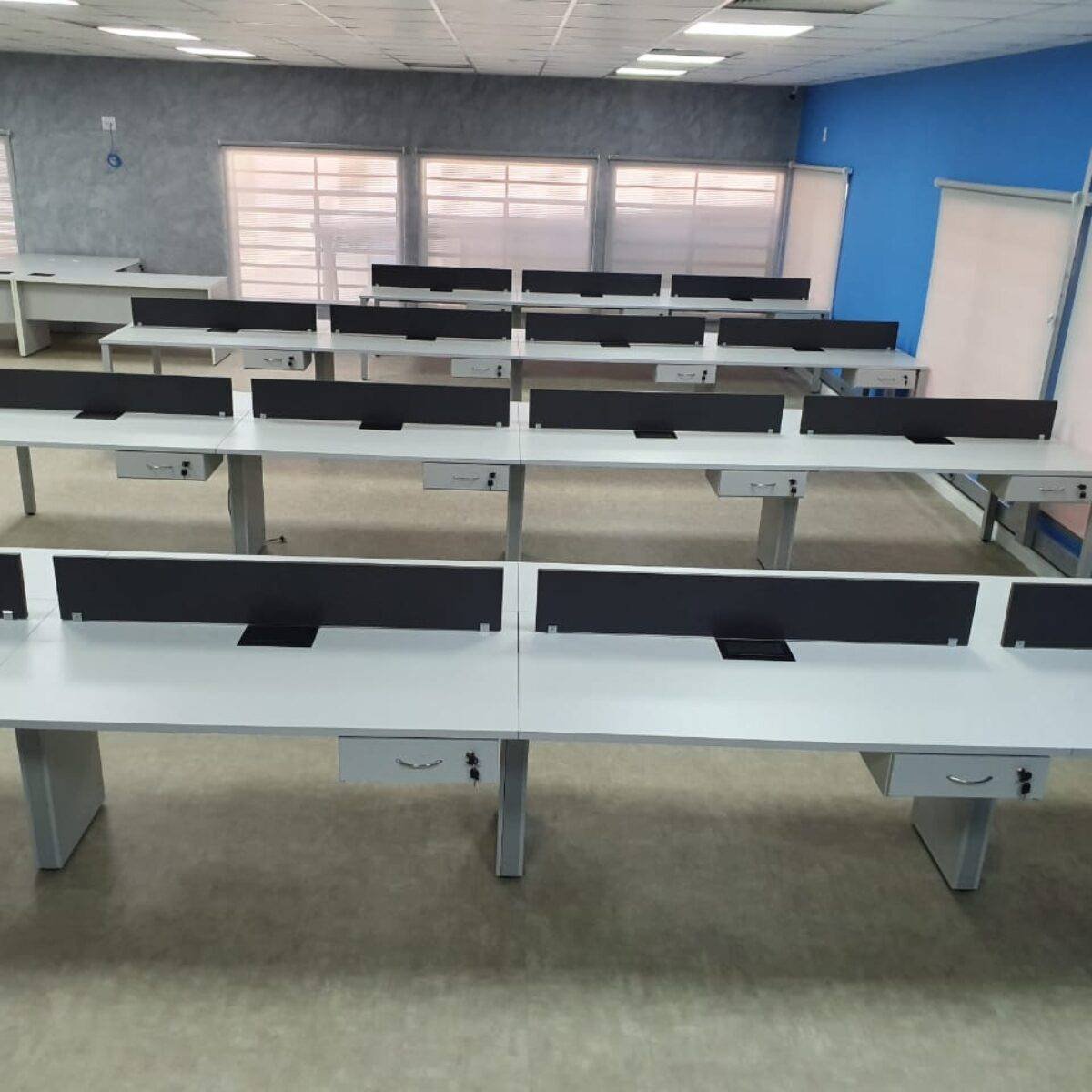 Ambiente administrativo da Gehaka transformado com mobiliário corporativo sob medida desenvolvido pela Workly Office.