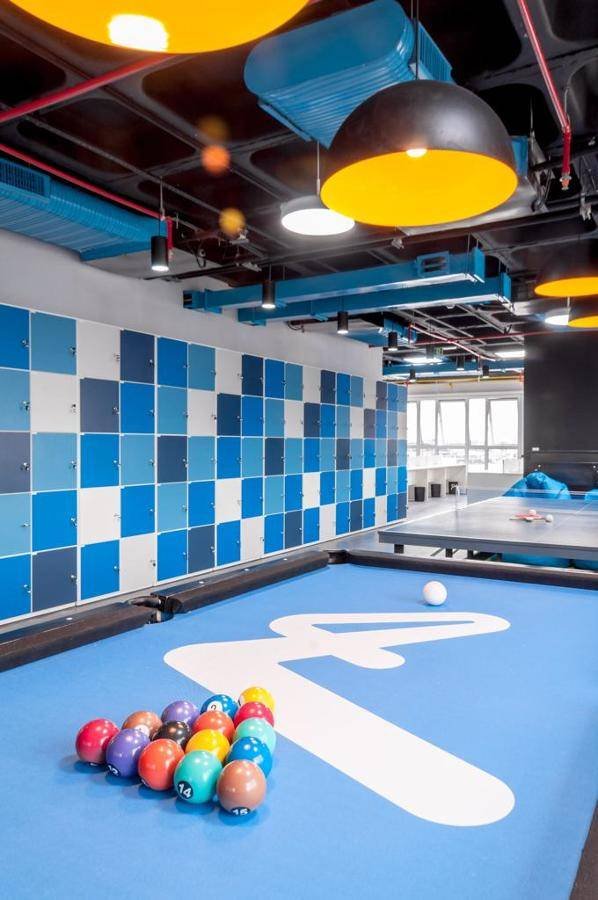 Ambiente corporativo da Jitterbit com mobiliário sob medida desenvolvido pela Workly Office para open space e salas de reunião.