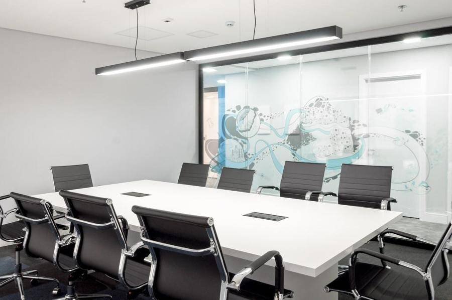 Ambiente corporativo da Jitterbit com mobiliário sob medida desenvolvido pela Workly Office para open space e salas de reunião.