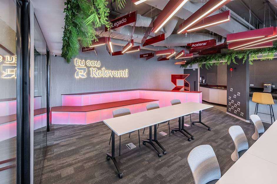 Ambiente corporativo planejado com mobiliário sob medida desenvolvido pela Workly Office para a Relevanti, aceleradora de startups.