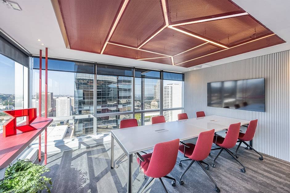 Ambiente corporativo planejado com mobiliário sob medida desenvolvido pela Workly Office para a Relevanti, aceleradora de startups.
